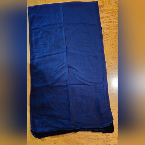 Louis Vuitton unisex silk and velvet scarf - Picture 4 of 11